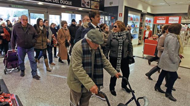 Llegan a Sevilla las rebajas de enero: «Manolo ponte a la cola que yo busco la ganga»