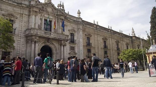 Una concentración pide el reingreso de una docente a la Universidad de Sevilla