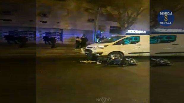 Herido un motorista en una colisión con un turismo en la calle Carretera Carmona de Sevilla