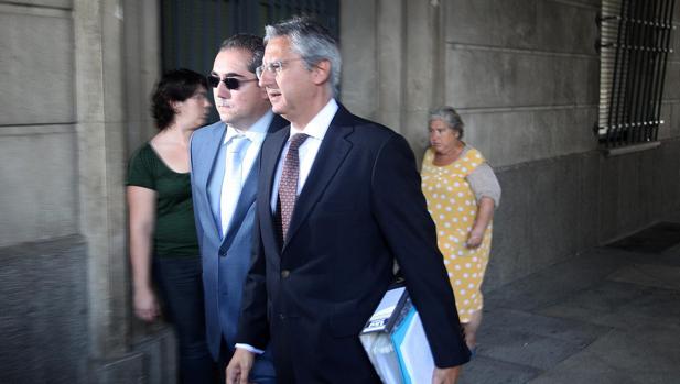 Ripollés, con gafas de sol, junto a su abogado llegando al juzgado