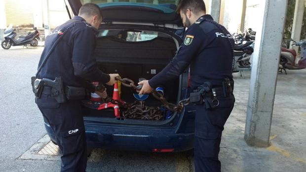 Dos policías guardan la cadena en un patrullero antes de entregarla al deán de la Catedral