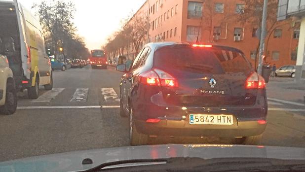 Una edil de IU de Sevilla lleva a sus hijas al instituto en el coche oficial
