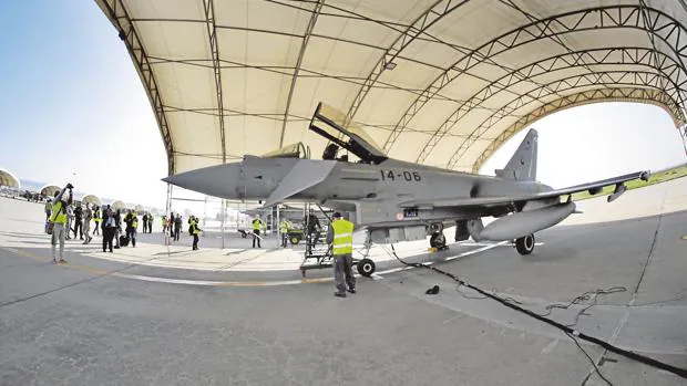 El Eurofighter C.16, que participa por primera vez en la prueba, ayer en un hangar de la Base