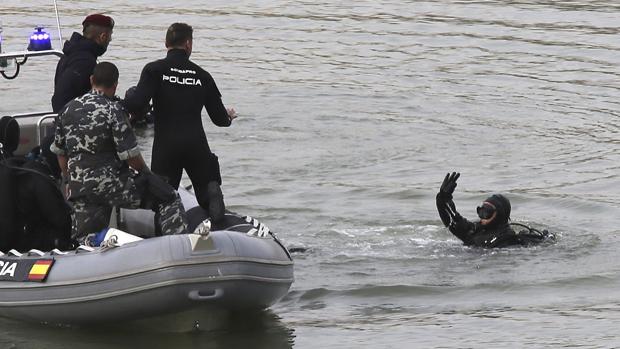 Buzos del Grupo Especial de Operaciones (GEO) de la Policía Nacional en el Guadalquivir