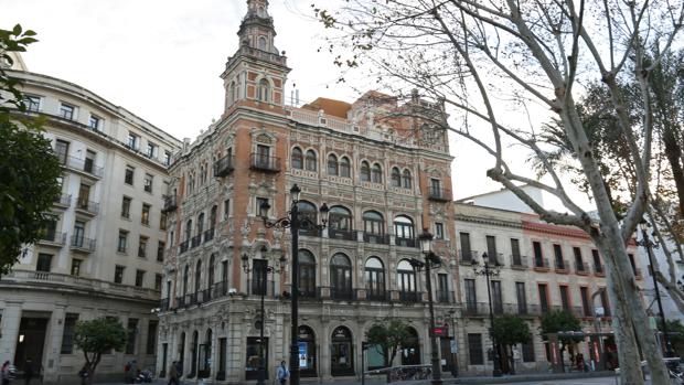 Edificio de oficinas de Telefónica en Plaza Nueva, comprado por la familia Tous en 2016