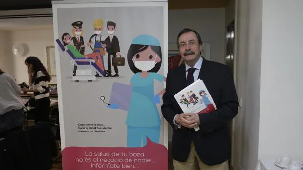 El representante de los dentistas de Andalucía, Luis Cáceres, presenta la campaña contra el instrusismo.