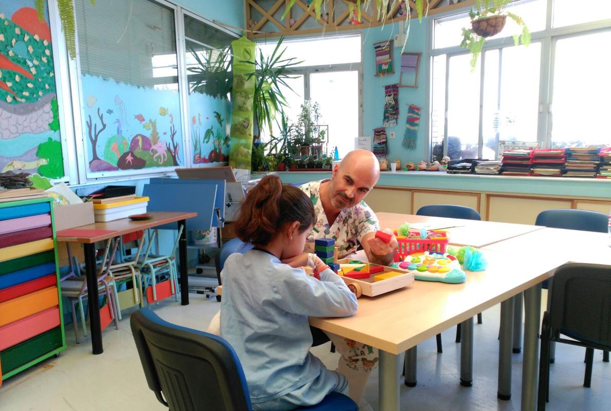 Candela con Paco Díaz, su profesor durante los periodos de ingreso en el hospital