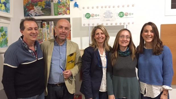 Francisco Javier Ruiz González, José Balbino González Redondo, Gloria Álvarez Benito, Marién Guerrero Serión y Macarena Talero Fernández, de izquierda a derecha. Son de la Aeetc y fundadores de la plataforma de familias por los cuidados paliativos pediátricos