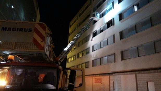 El incendio ha tenido lugar en un bloque de siete plantas de la calle Carlos García Oviedo
