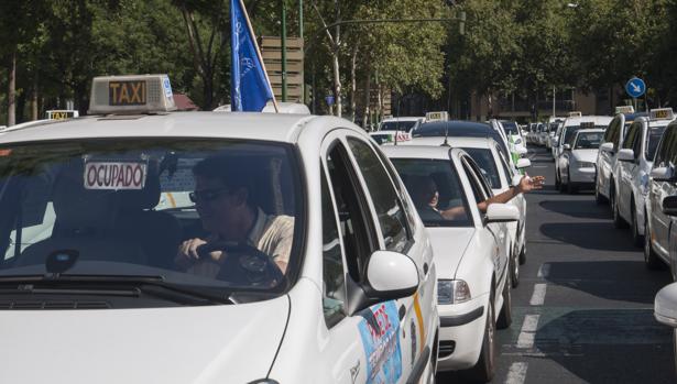 La Policía Local inmoviliza otro taxi en Sevilla por carecer de licencia
