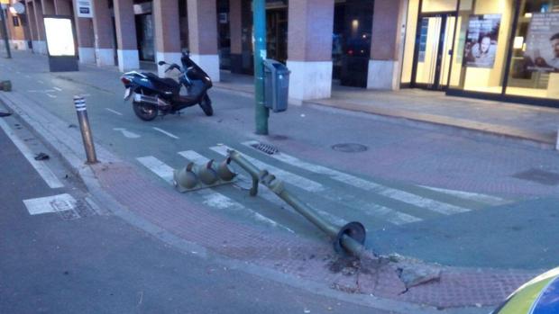 Se choca contra un semáforo cuando viajaba con su hija y su yerno en una moto