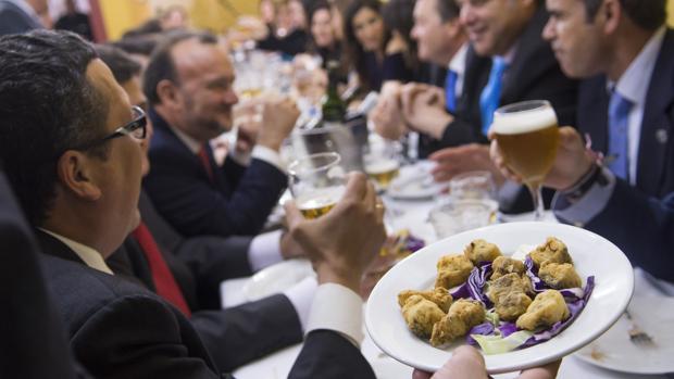 Cena del pescaíto en una caseta de la Feria de Abril