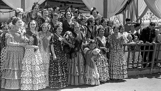 Mujeres vestidas de flamenca en la Feria de Sevilla en 1936