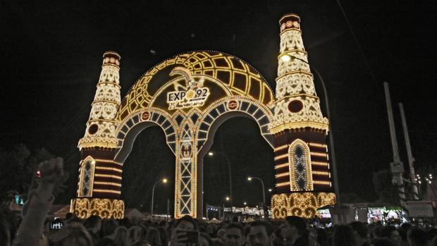 La Feria de Abril de Sevilla ya luce en todo su esplendor tras el alumbrado oficial del real