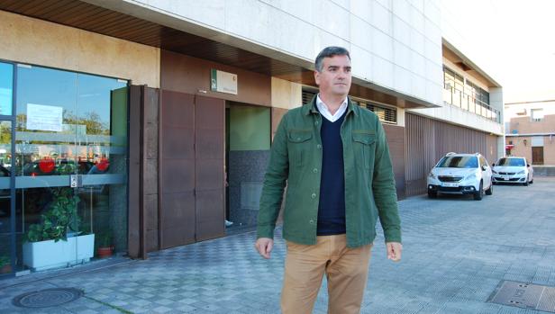Manuel Varela, candidato de Ciudadanos que denunció el chantaje, en los juzgados de Dos Hermanas