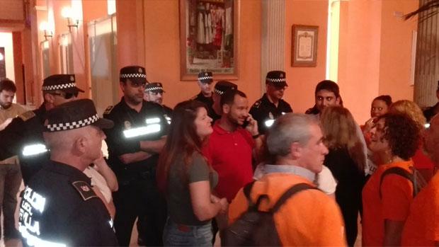 Los ediles de Podemos e IU vuelven a ser desalojados del Ayuntamiento de Sevilla por otra protesta sorpresa