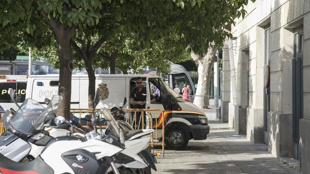 Los padres son una joven pareja que vivía de okupa de la barriada sevillana de El Cerezo