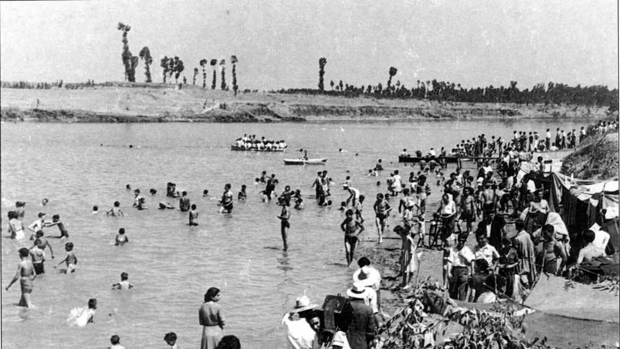 Playa de María Trifulca, en el Batán, en agosto de 1950