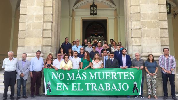 Minuto de silencio en el Ayuntamiento de Sevilla por la muerte del trabajador