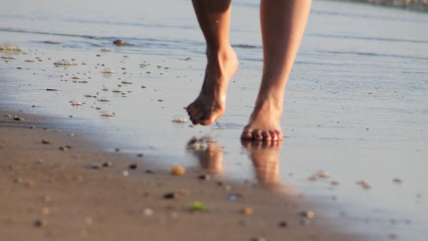 En caso de andar descalzo, es mejor hacerlo por la orilla
