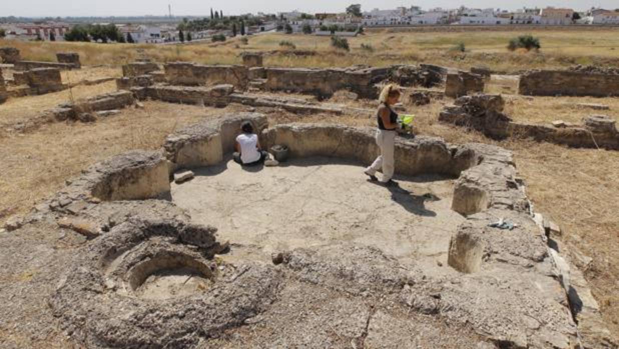 Excavación en la Casa de la Cañada Honda, con el «stibadium» en primer término