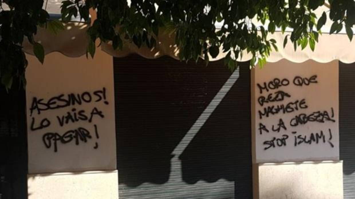 Insultos racistas pintados en la fachada de la mezquita