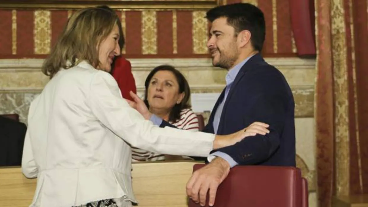 El portavoz del PP en el Ayuntamiento de Sevilla, Beltrán Pérez, con su adjunta, María del Mar Sánchez Estrella