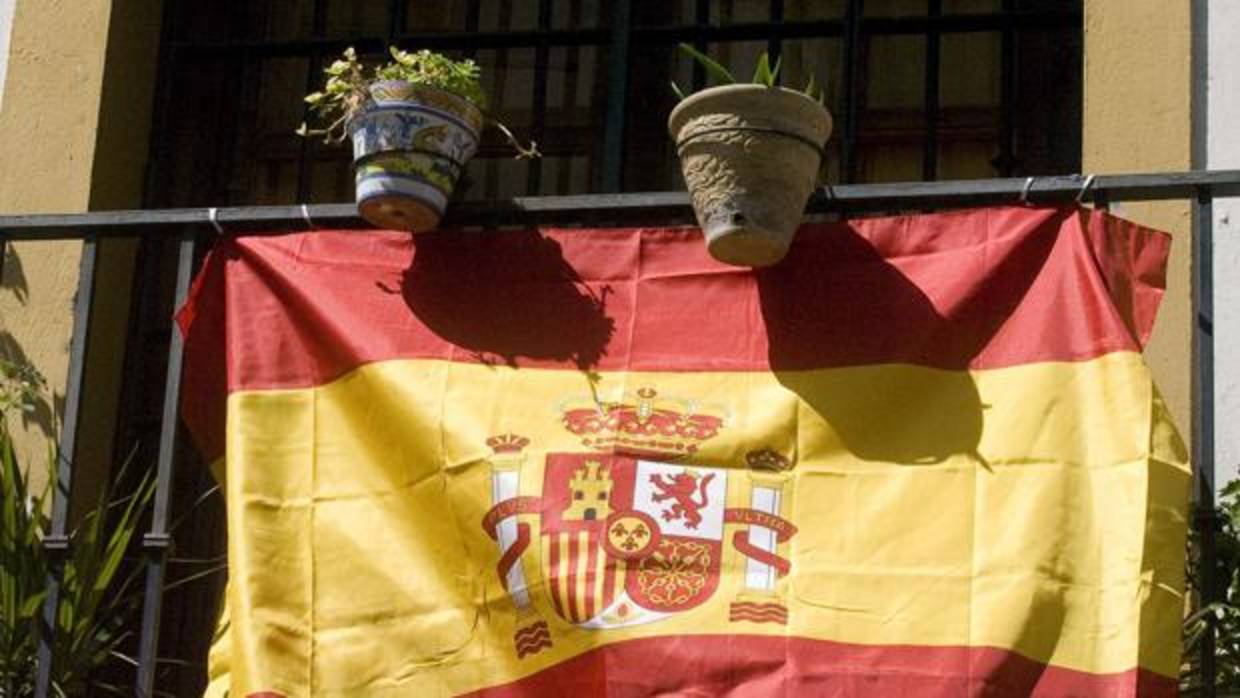 Una de las tantas banderas que penden de los balcones sevillanos desde el 1-O