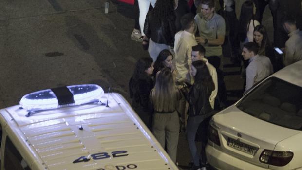 El botellón se extiende por veinte focos localizados en Sevilla