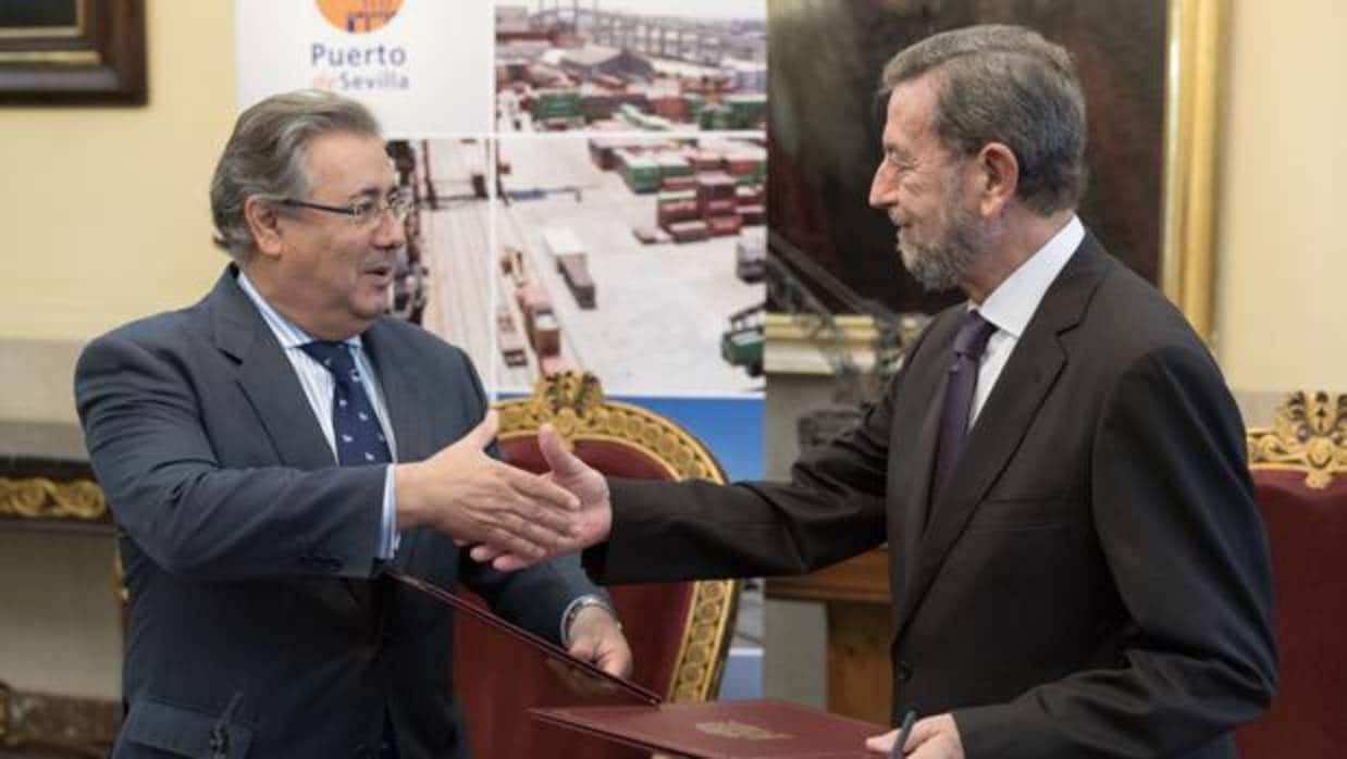 El ministro del Interior, Juan Ignacio Zoido(i), y el presidente de la Autoridad Portuaria de Sevilla, Manuel Gracia