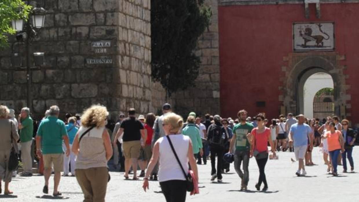 Visitantes ante el Alcázar de Sevilla