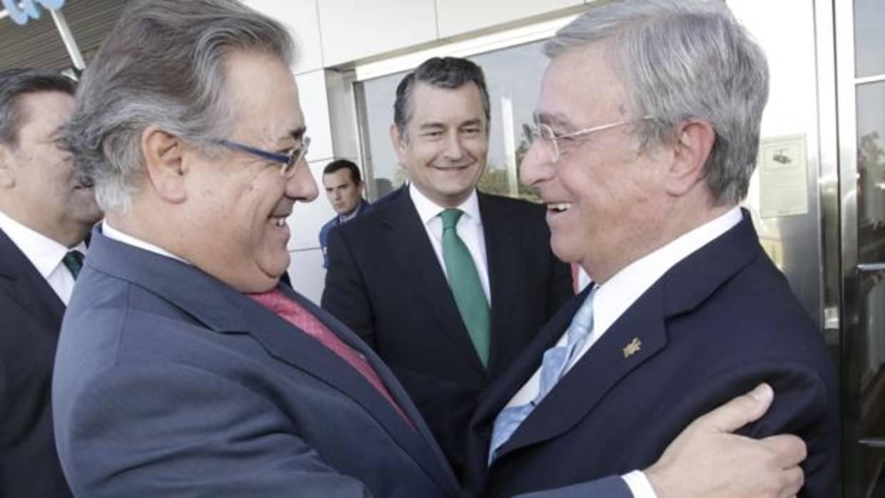 Juan Ignacio Zoido saluda a Antonio Moreno Andrade en presencia de Antonio Sanz