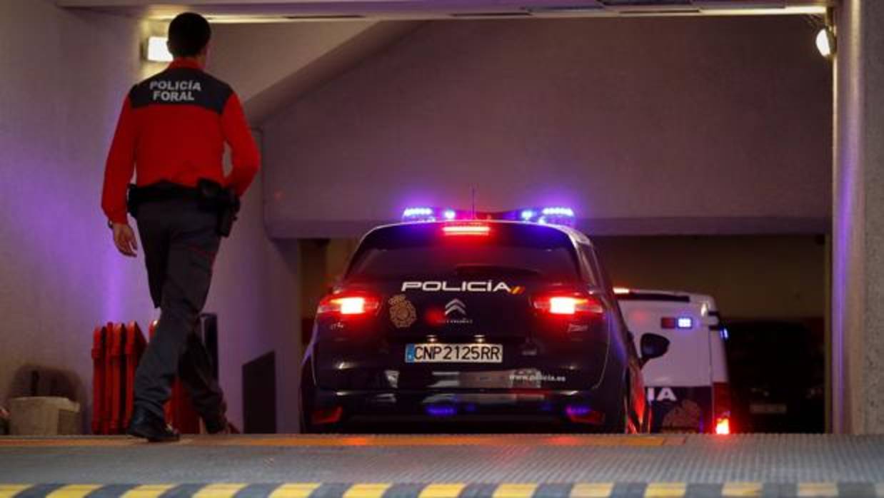 El coche y el furgón de la Policía que conduce a los cinco sevillanos acusados al Palacio de Justicia de Navarra