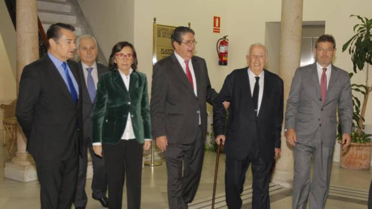 De izquierda a derecha, Antonio Sanz, Rosa Aguilar, José Joaquín Gallardo, Manuel Olivencia y Rafael Catalá