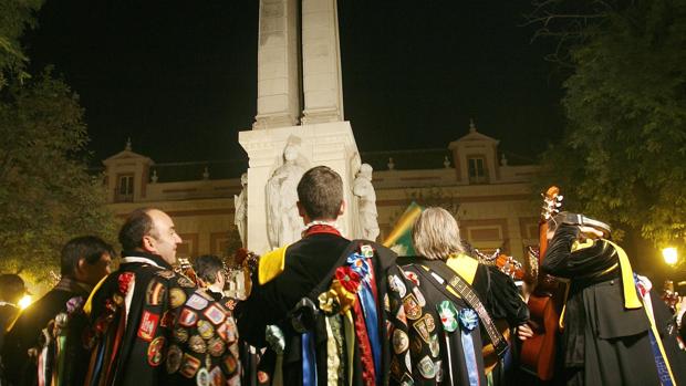 Vísperas del Día de la Inmaculada: la noche de las tunas en Sevilla