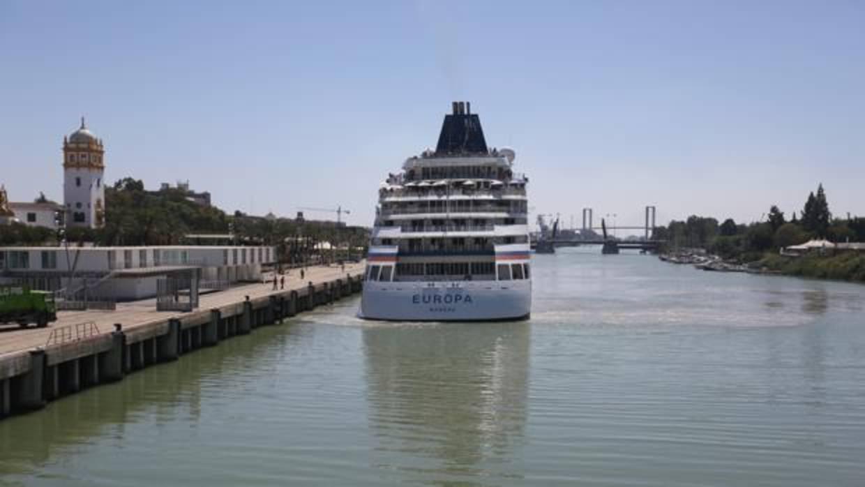 Un crucero parte del muelle de las Delicias