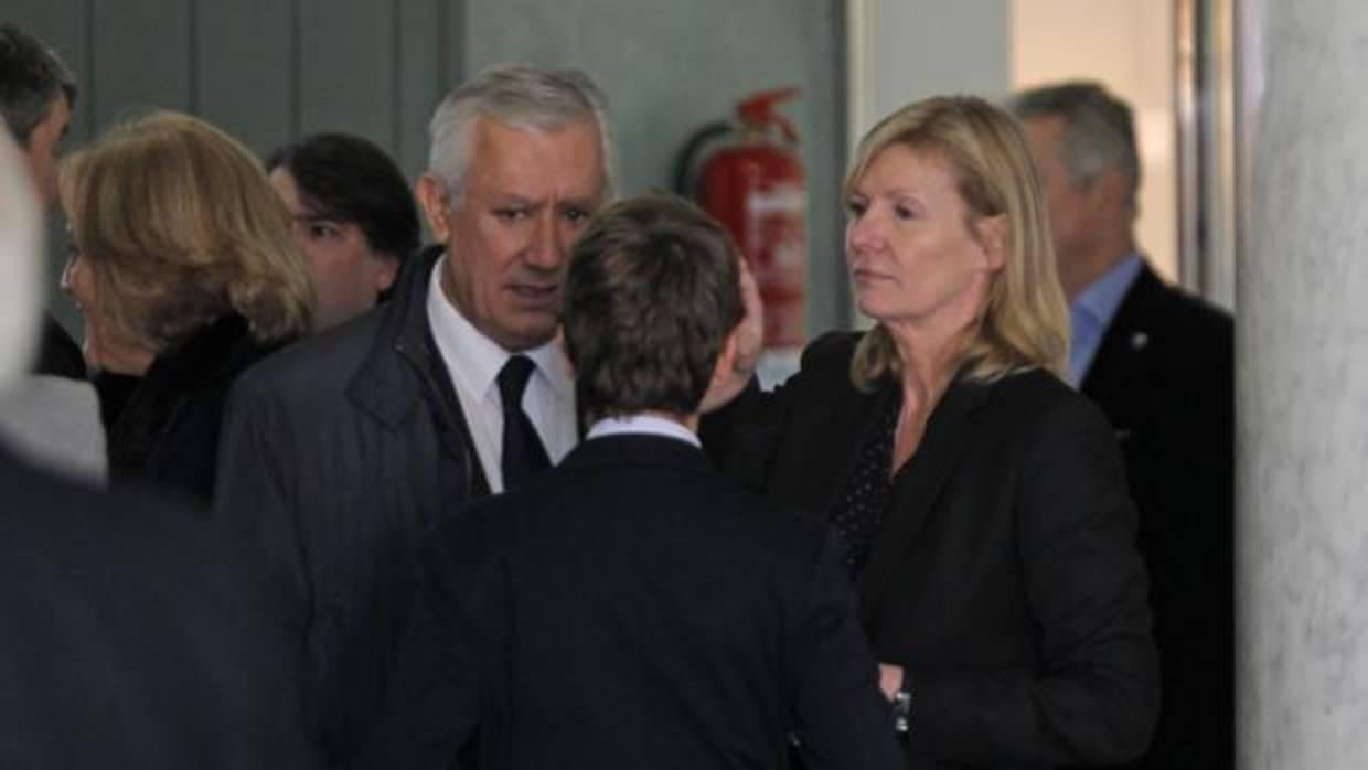 Javier Arenas y Macarena Olivencia durante el funeral de este martes