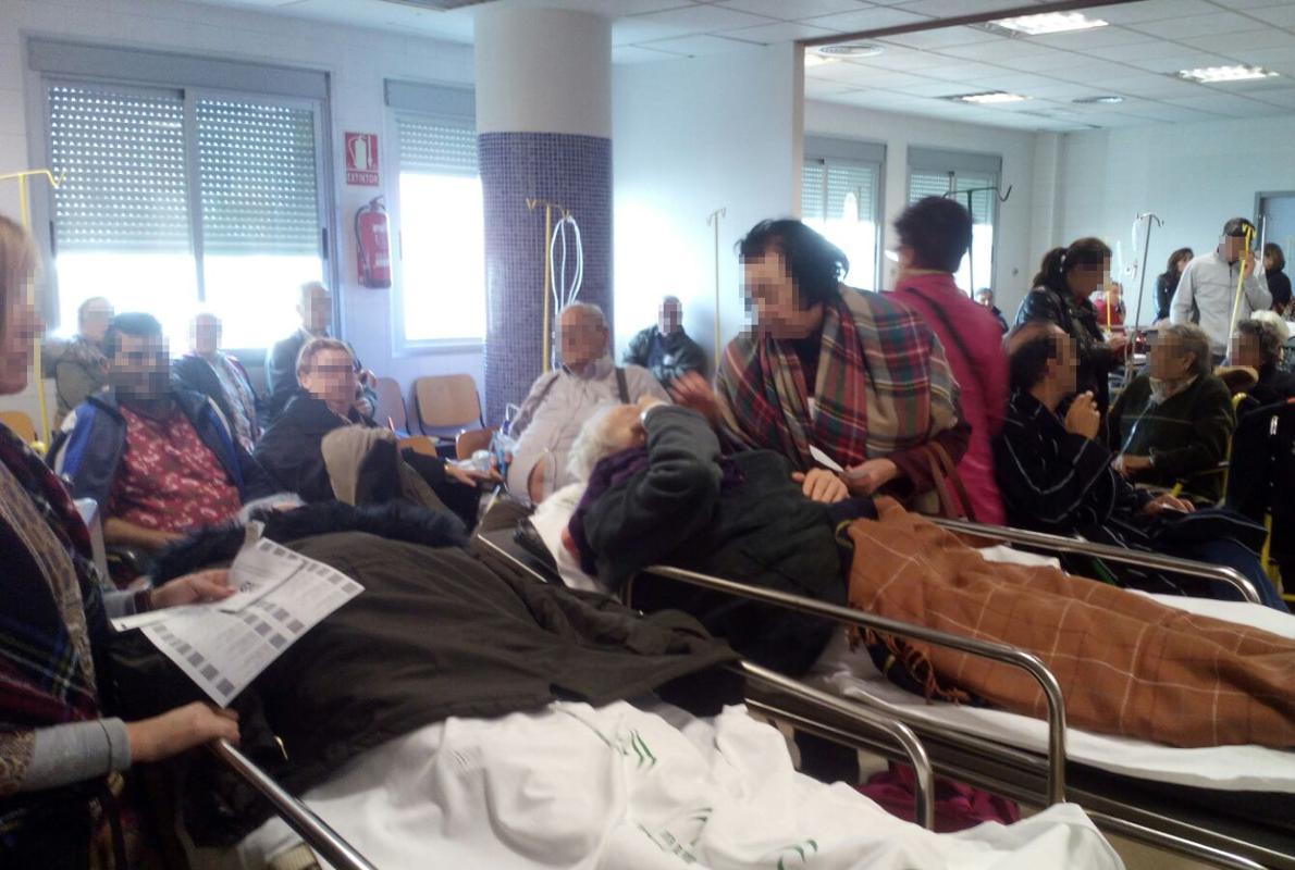 Sobre estas líneas, urgencias del Hospital General del Virgen del Rocío ayer a las tres de la tarde