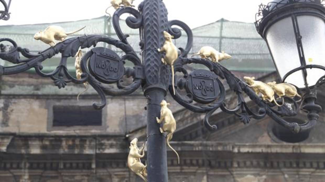 Las ratas doradas encaramadas a una farola de la Avenida de la Constitución