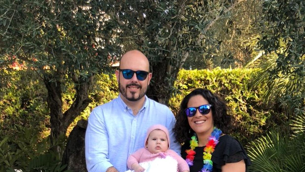 Rocío Ponce Latorre, de 41 años, con su marido, David Garrido, de 36 años, y la hija que acaban de tener