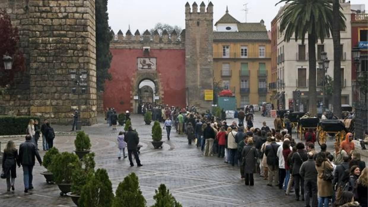 Larga cola ante la puerta del Alcázar de Sevilla
