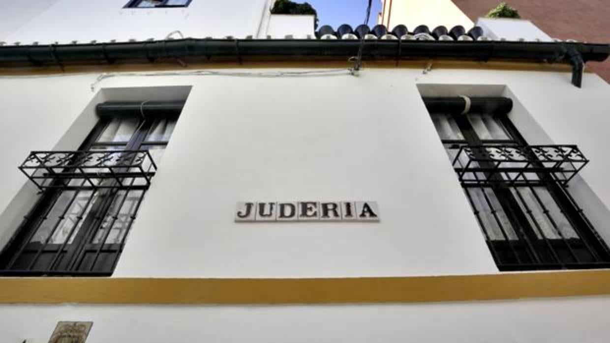 Fachada de la vivienda de la calle Judería sin flores en sus balcones