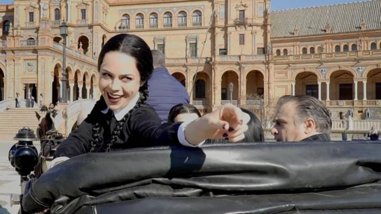 Miércoles Addams pasea en coche de caballos por la Plaza de España de Sevilla