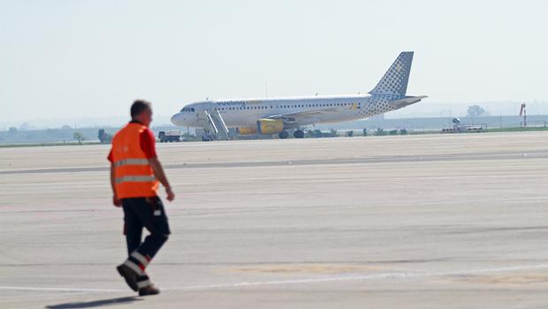 Una aeronave ligera bloquea la pista de aterrizaje del Aeropuerto de Sevilla