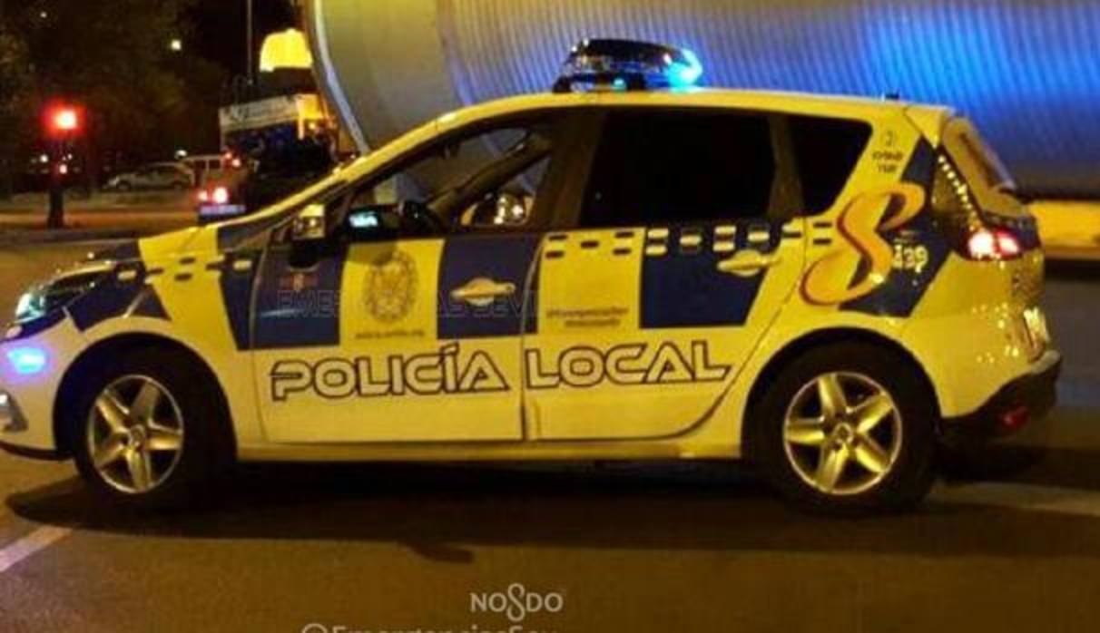 Imagen de archivo de un coche patrulla de la Policía Local de Sevilla