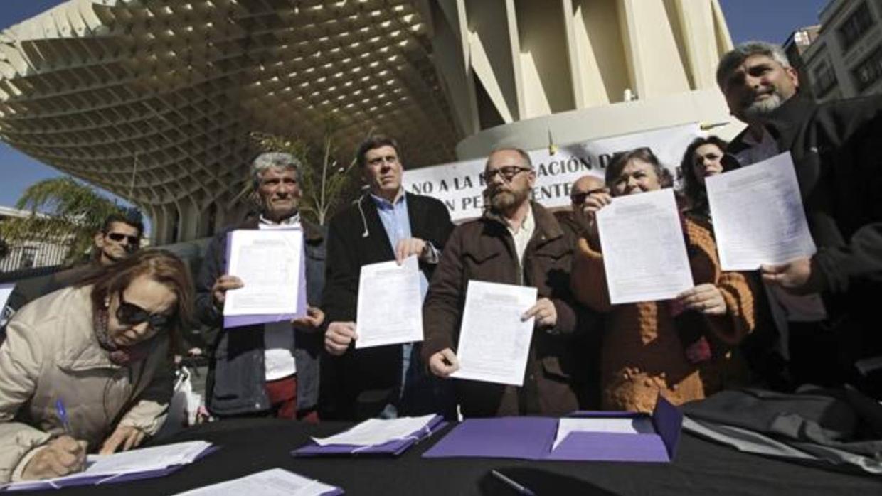 Las familias de los asesinados, pidiendo firmas en la Encarnación