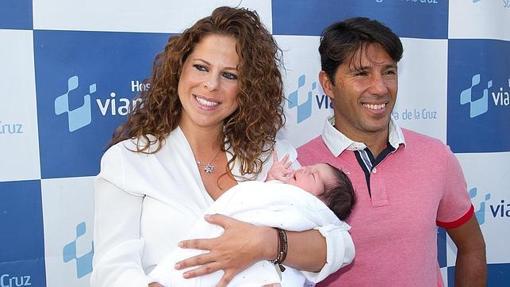 Pastora Soler, junto a su marido Francis Viñolo, con Estrella en brazos