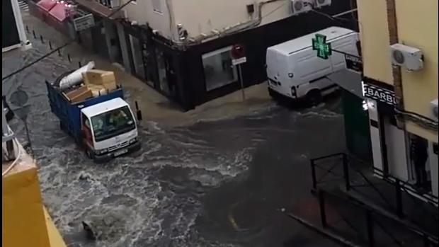Tiempo en Sevilla: El temporal provoca anegaciones y caídas de árboles y ramas