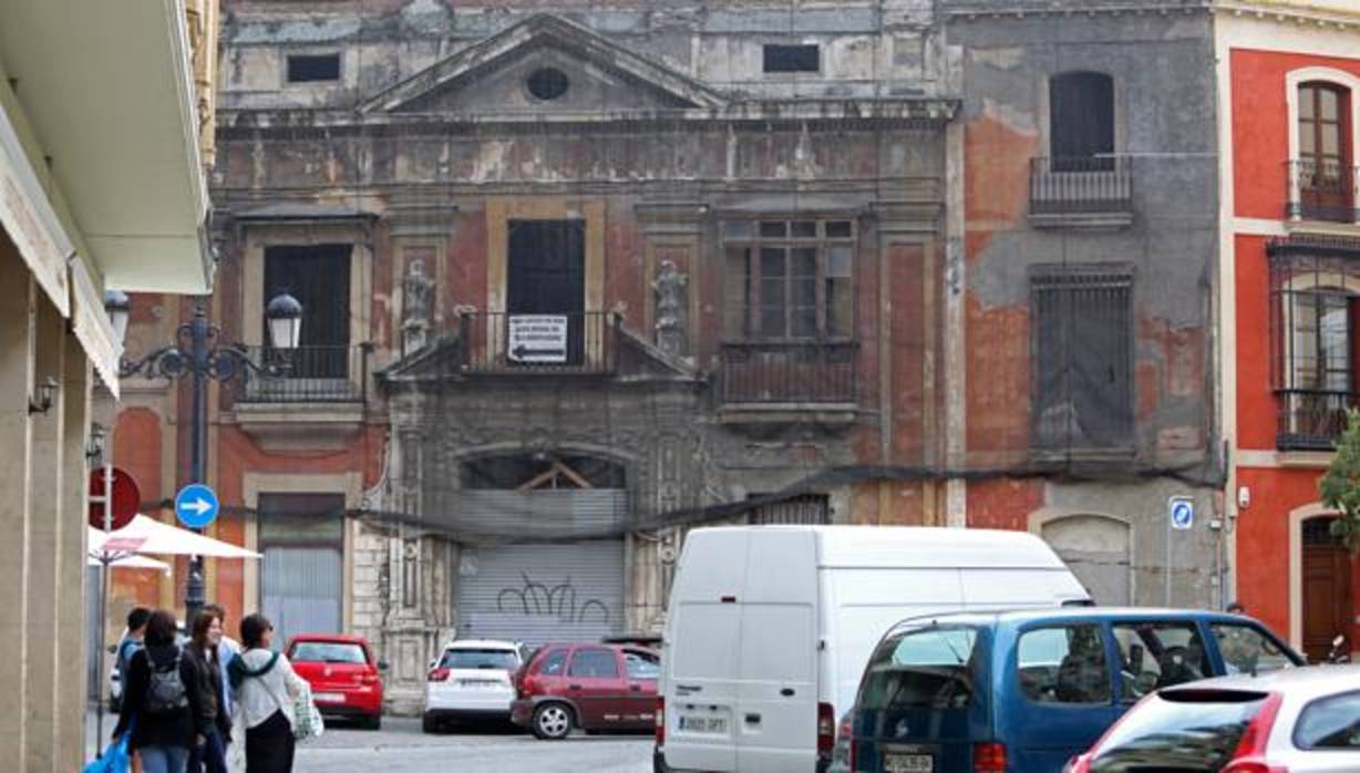 Fachada de la Casa de la Moneda, junto a la avenida de la Constitución
