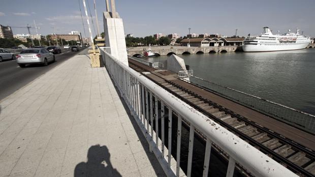 Cerrado al tráfico rodado el puente de las Delicias todas las madrugadas hasta el Domingo de Ramos